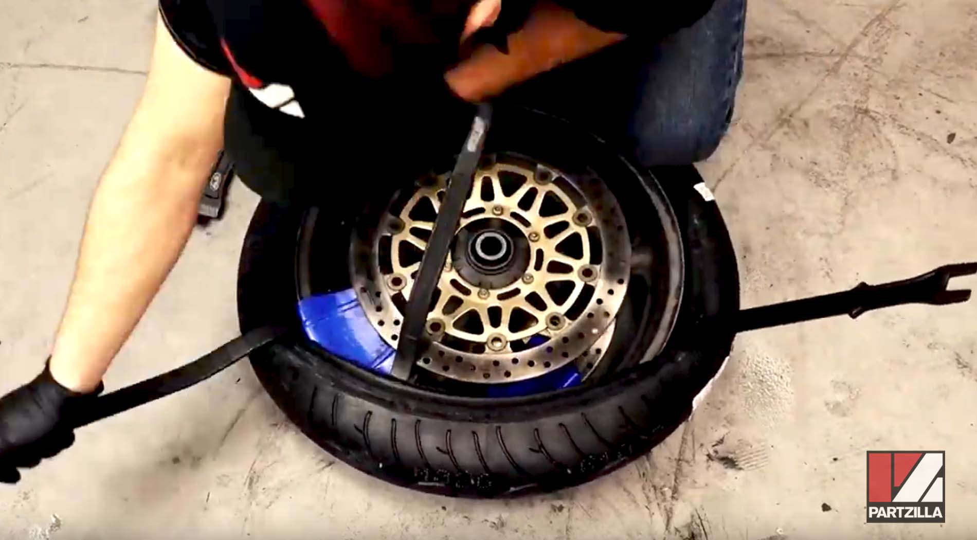 Honda CBR 929 front tire change