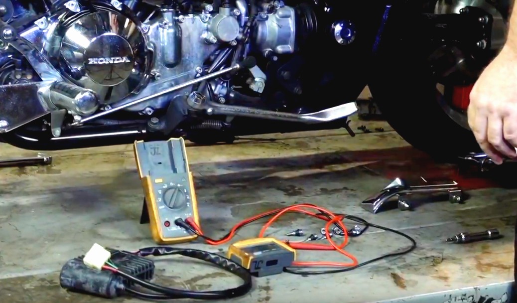 Motorcycle charging system regulator-rectifier
