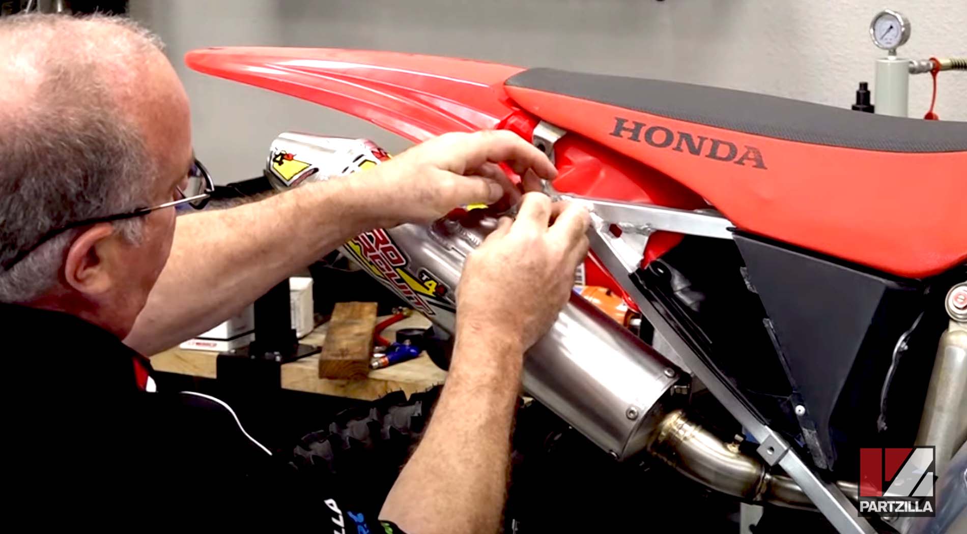 Honda CRF450 exhaust muffler mount