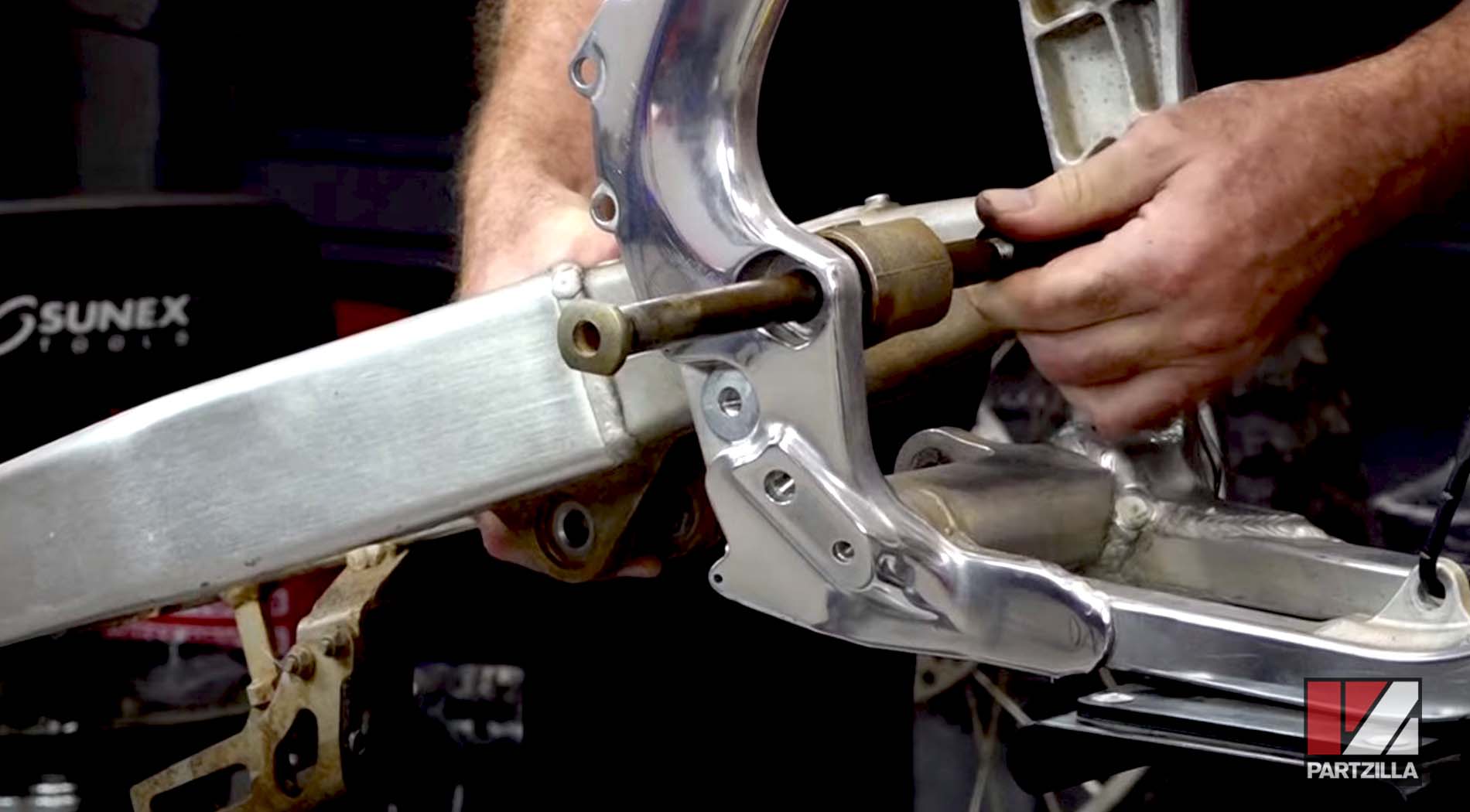 Honda CRF450 swingarm bearings change swingarm bolt