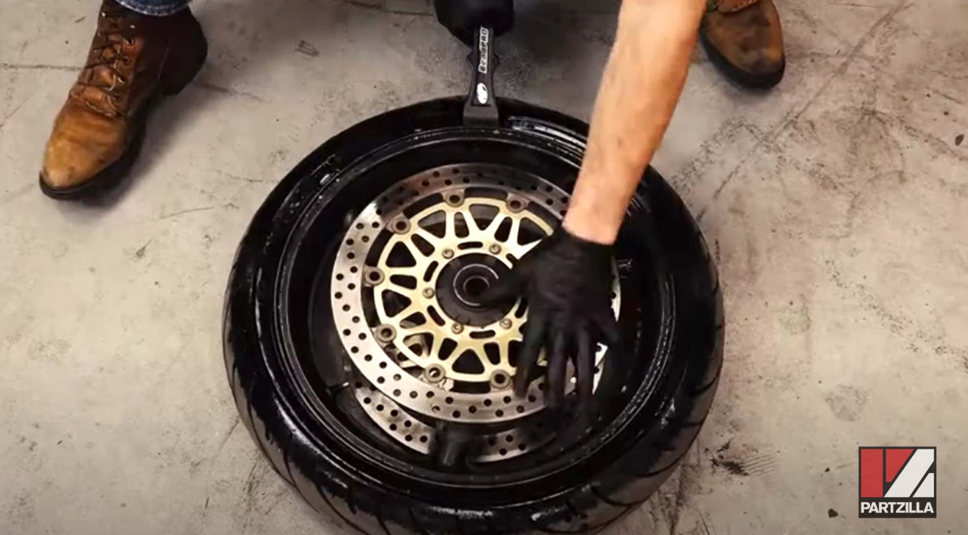 Honda CBR 929 front tire removal