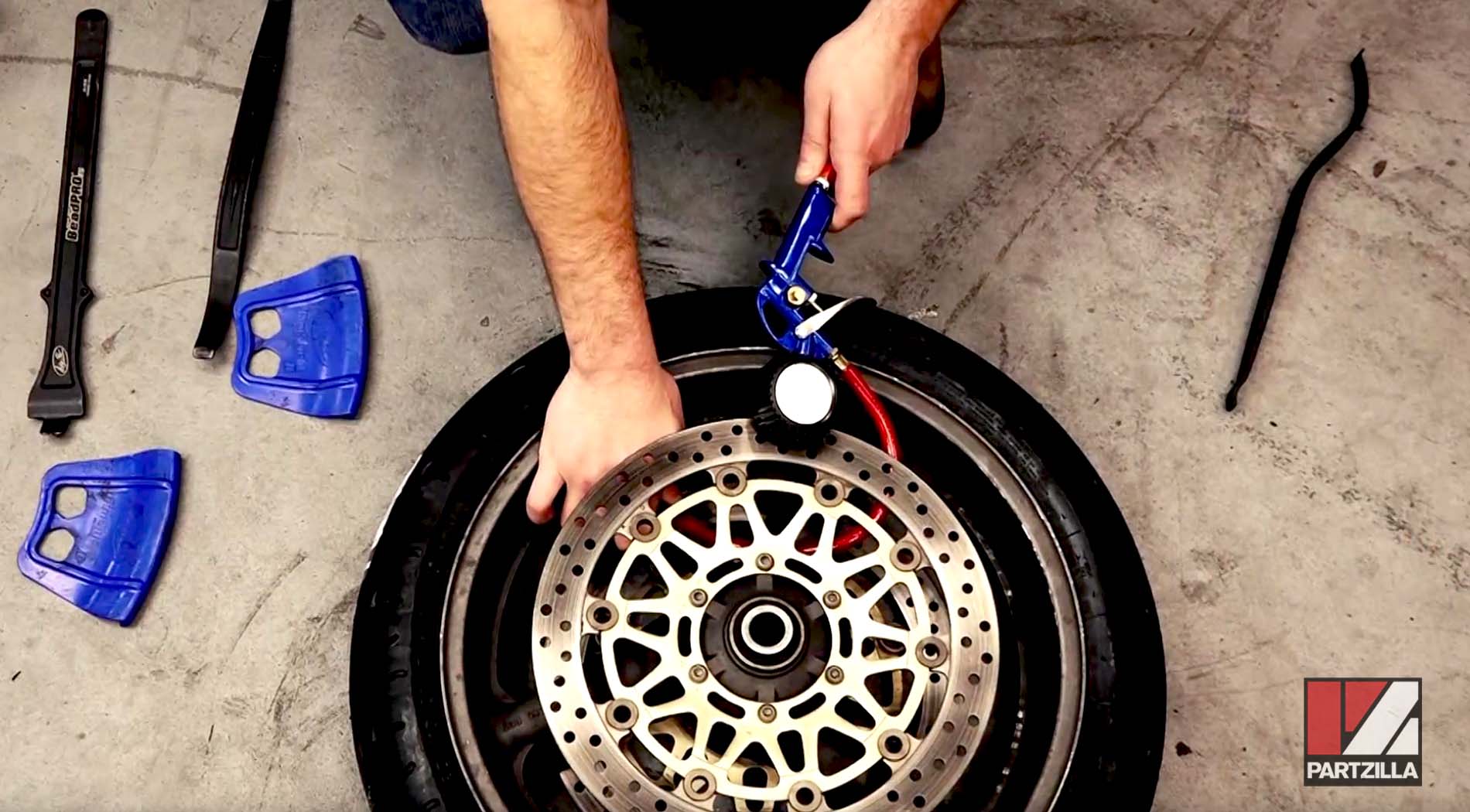 Honda CBR929 front tire rim installation