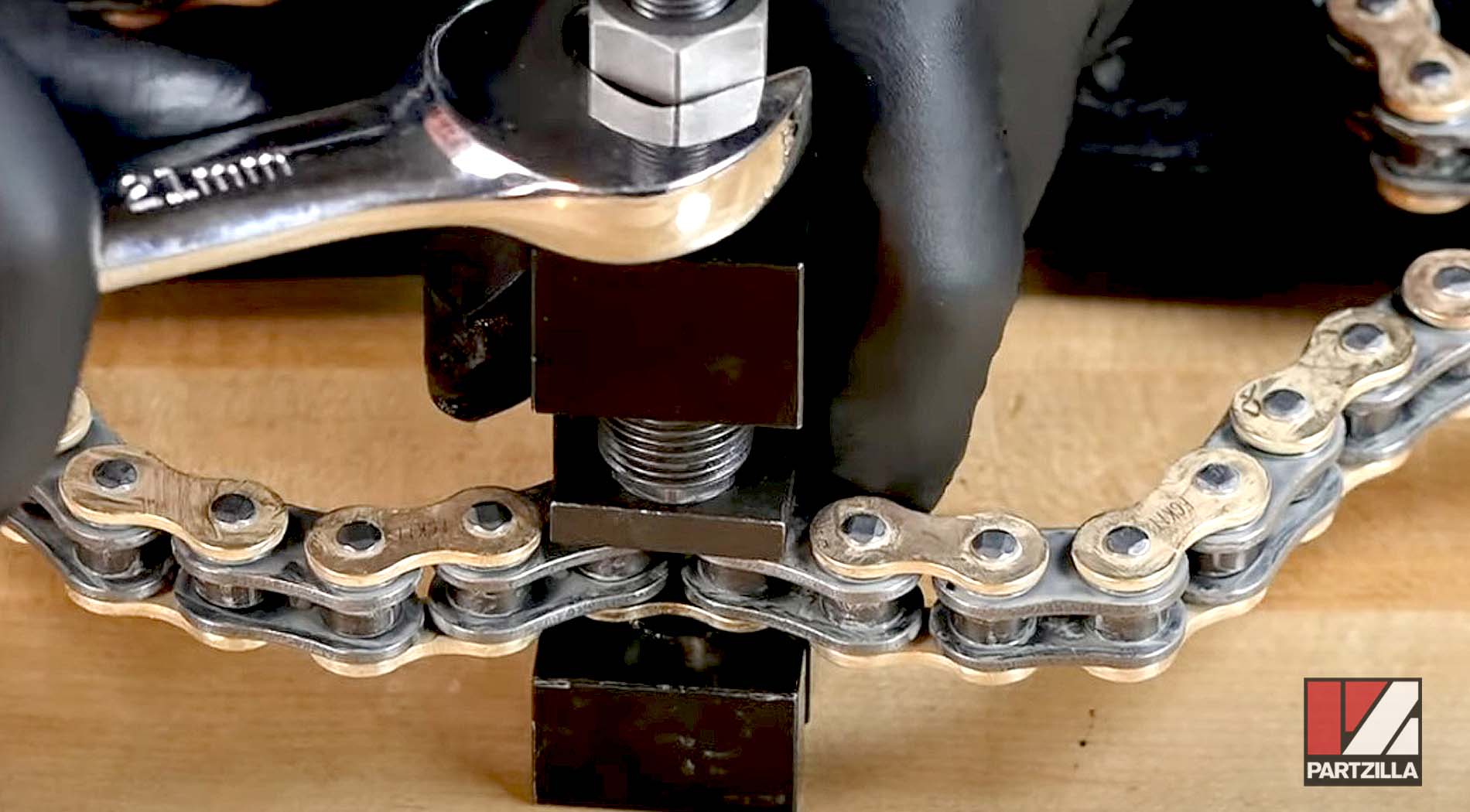 How to make motorcycle chain clip method
