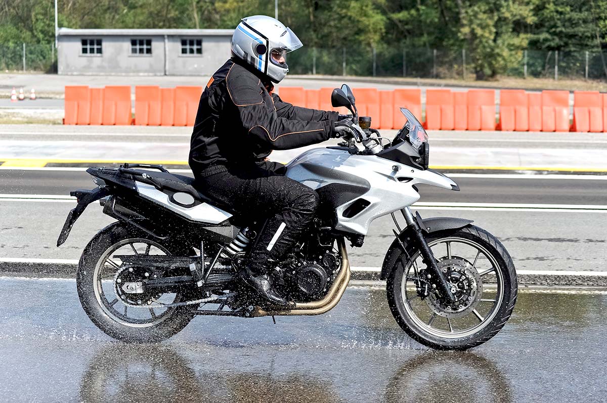 Motorcycle rain riding gear tips