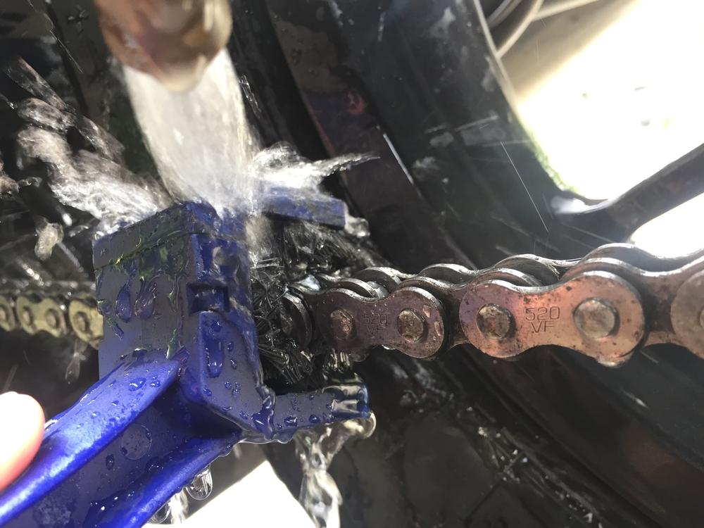 Motorcycle chain cleaning rinse
