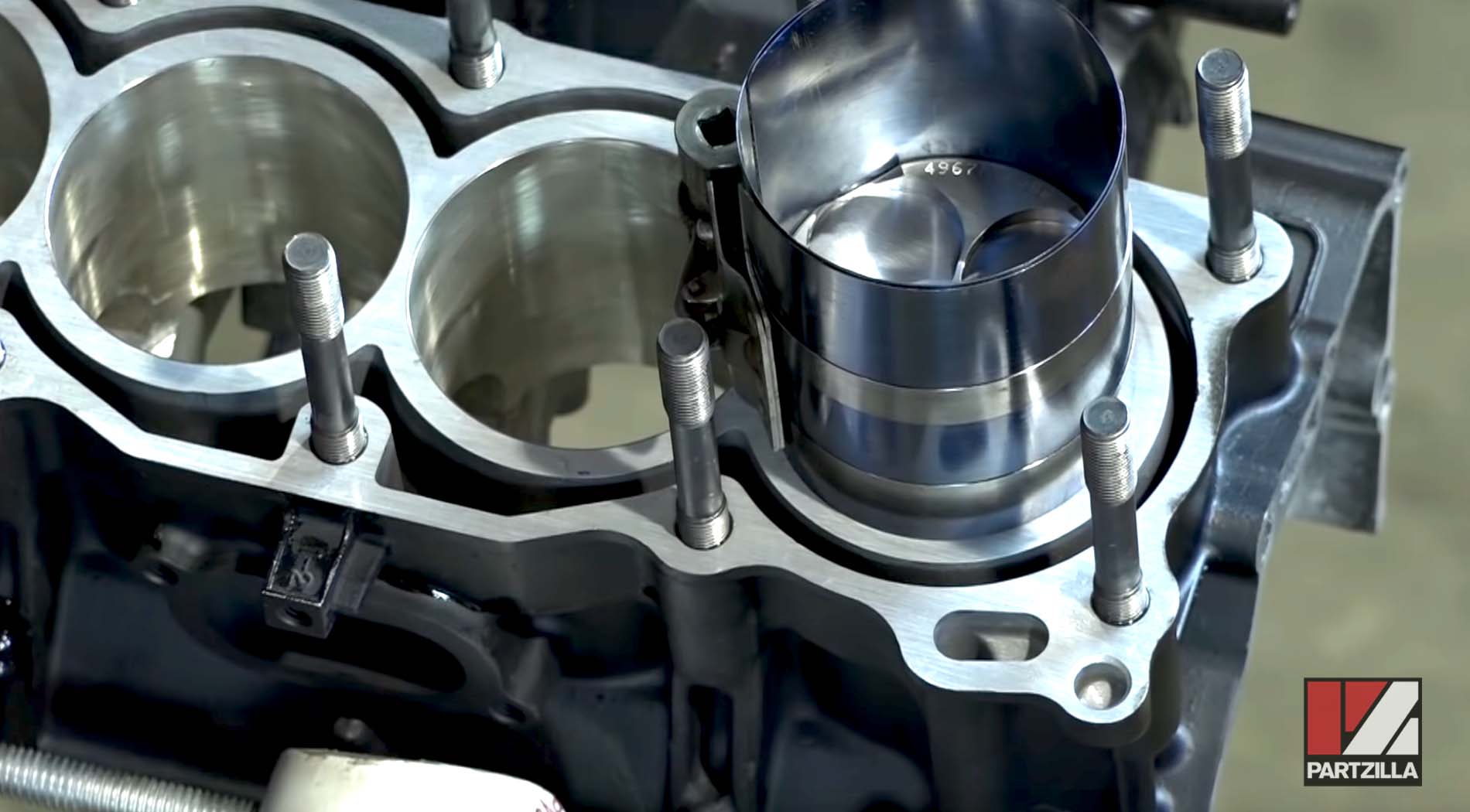 Yamaha R6 crankcase cylinders install