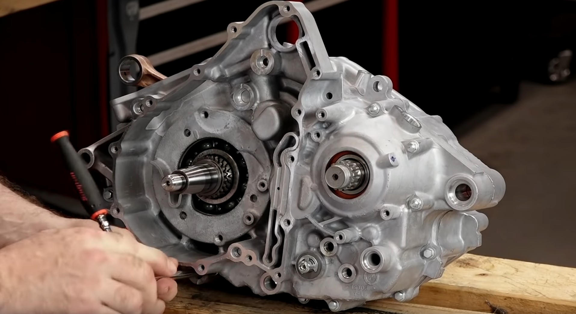Yamaha Raptor 700R engine build assembly